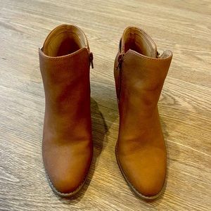 Cute short boots never worn